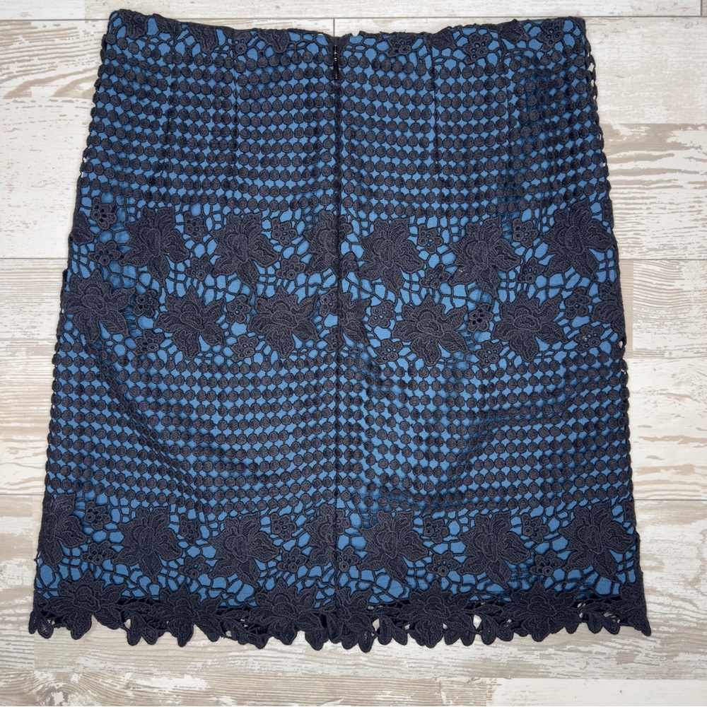 Ann Taylor LOFT Blue Black Floral Lace Overlay Skirt Size 0 Textured Mini Skirt‎